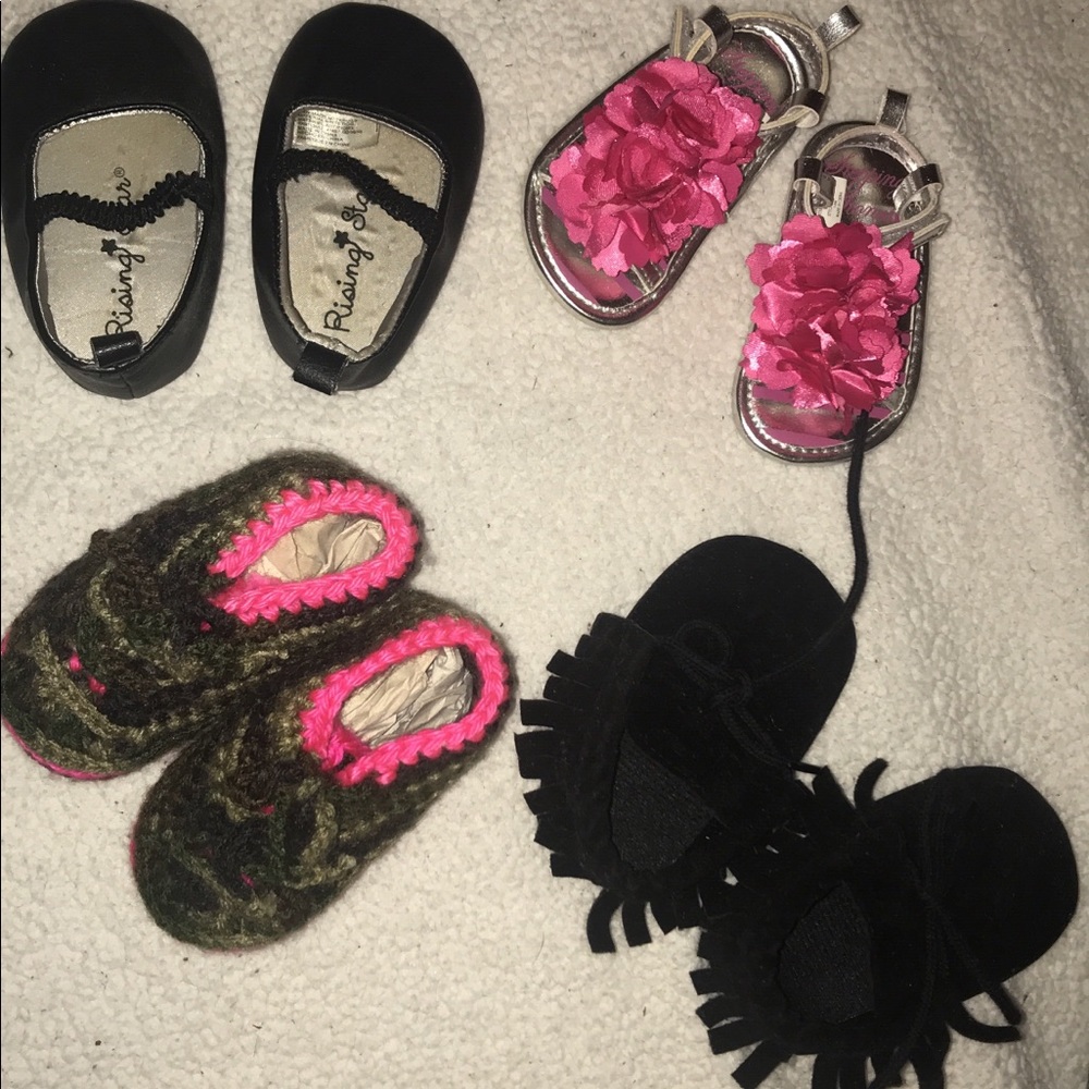 LIKE NEW BABY SHOES SIZE 3-6 months